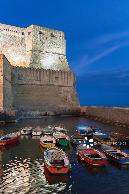 夜晚的渔船与那不勒斯的蛋堡，意大利图片素材