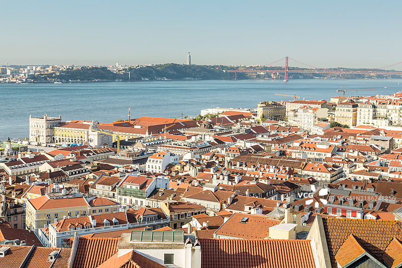 里斯本天际线与背景中的特茹河图片素材