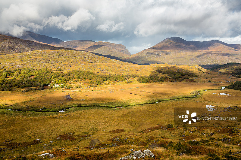 基拉尼国家公园山谷中的溪流图片素材