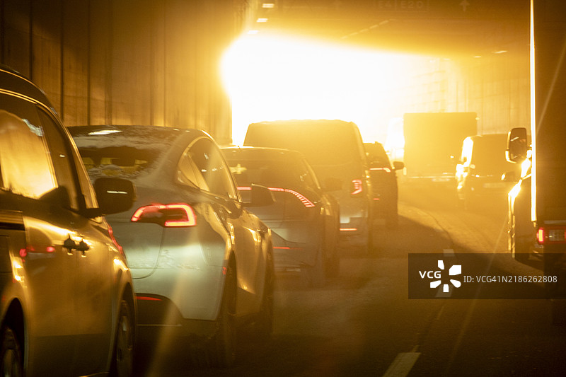 阳光刺眼的汽车司机图片素材