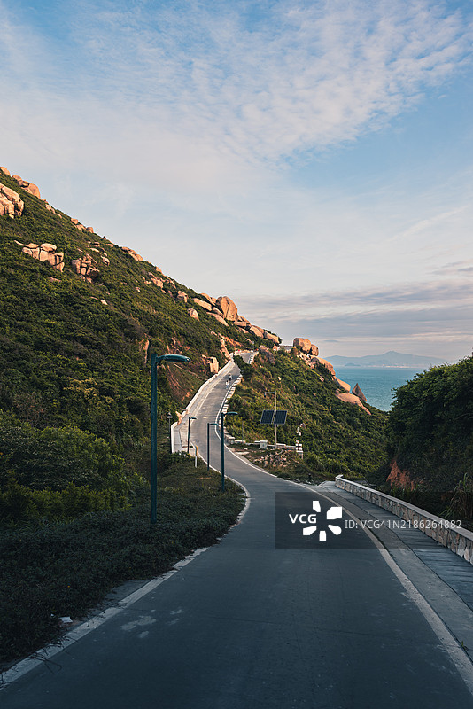 树木旁的空旷道路与天空相映， 中国图片素材