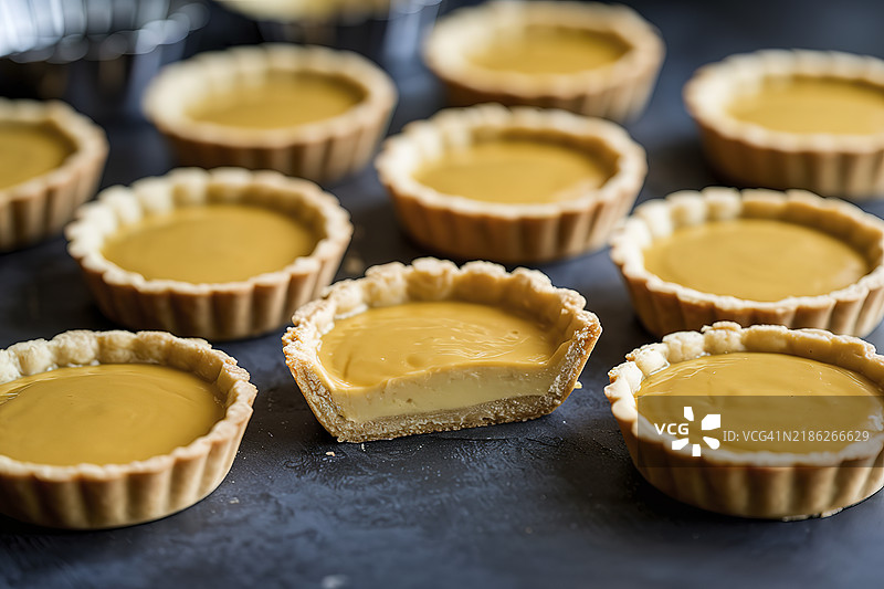 桌子上的杯子蛋糕特写图片素材