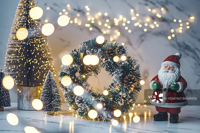 圣诞装饰与明亮的散景灯光图片素材