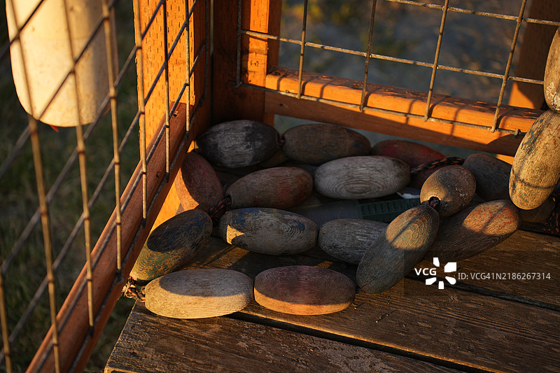 高角度视图的石头在金属格栅上，华盛顿州奥林匹亚，美国图片素材