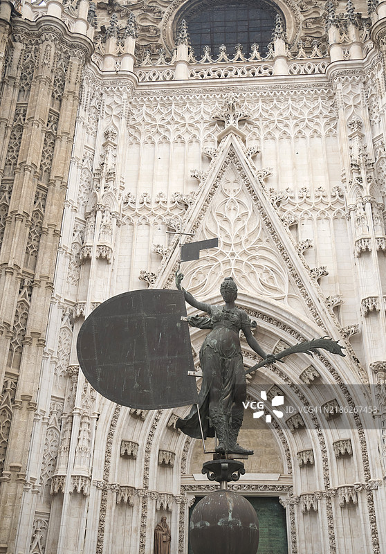 西班牙塞维利亚大教堂普埃尔塔·德尔·普林西佩前的吉拉尔迪略雕像复制品图片素材