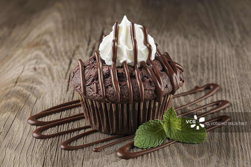 一张巧克力松饼配巧克力酱的照片图片素材