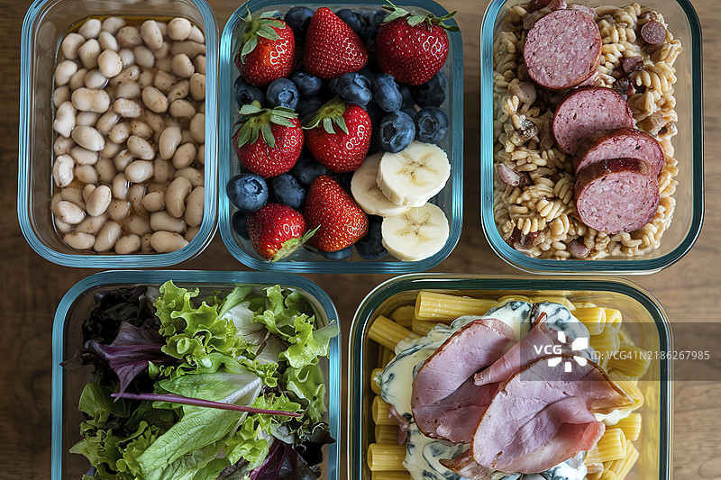 一张装满新鲜食品的玻璃容器集合的照片图片素材