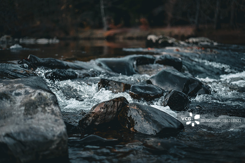 河中岩石的特写图片素材