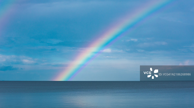 天空中彩虹的美丽景色图片素材