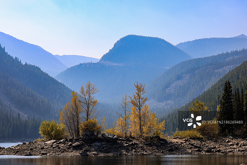 蒙大拿州的朦胧山脉与秋季色彩，博兹曼，蒙大拿州，美国图片素材