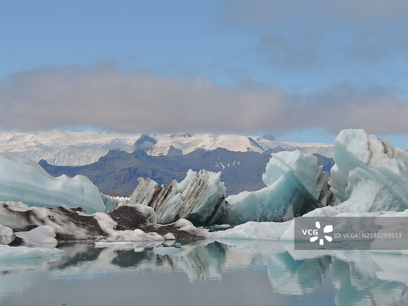 冰冻湖泊与天空的美丽景色图片素材