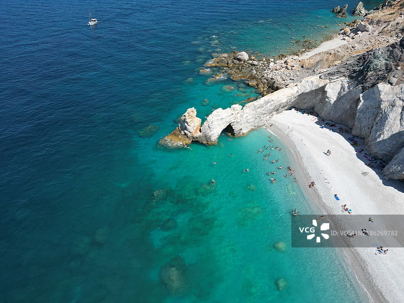希腊塞萨利州斯基亚索斯岛的海滩高角度视图图片素材