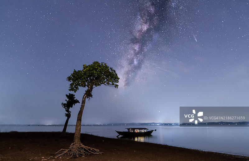 当彗星与银河相遇时图片素材