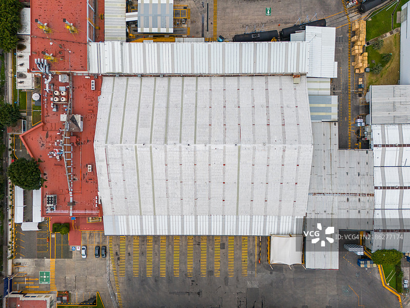 墨西哥城北部工业区的一个大型仓库的无人机航拍视图图片素材