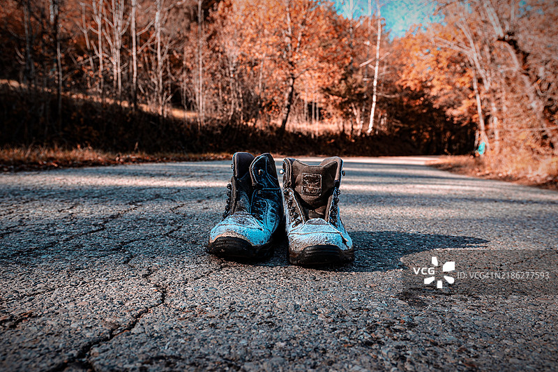 路上的鞋子特写图片素材