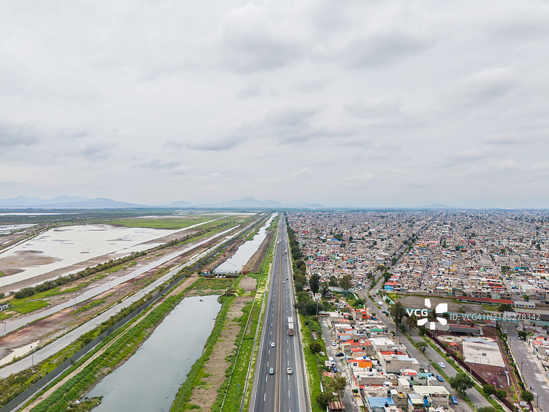 特斯科科湖及其周边低收入住房和农业用地的航拍视图 - 墨西哥州，墨西哥图片素材