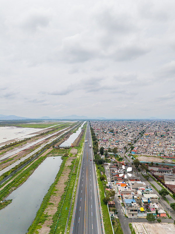 特斯科科湖及其周边低收入住房和农业用地的航拍视图 - 墨西哥州,墨西哥图片素材