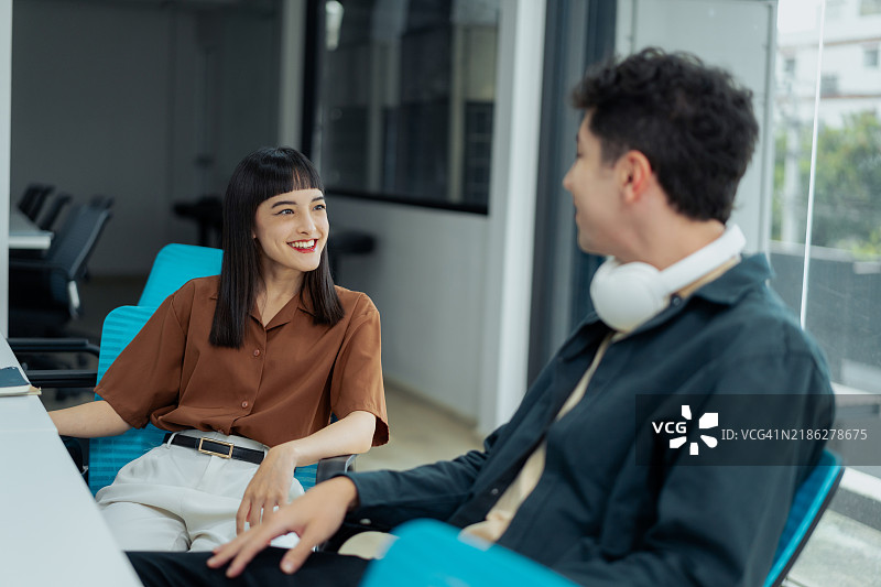 现代办公室环境中同事之间友好的互动图片素材