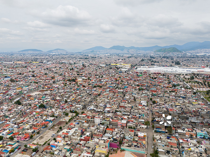 特斯科科湖旁边的低收入住房的航拍视图 - 墨西哥州，墨西哥图片素材