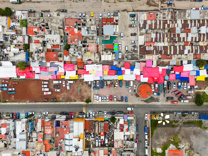 墨西哥州特斯科科湖附近低收入住房周围的露天市场航拍视图图片素材