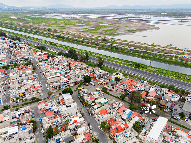 特斯科科湖及其周边低收入住房和农业用地的航拍视图 - 墨西哥州,墨西哥图片素材