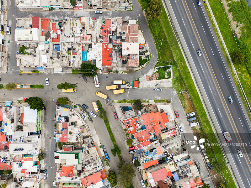 特斯科科湖旁边的低收入住房的航拍视图 - 墨西哥州，墨西哥图片素材