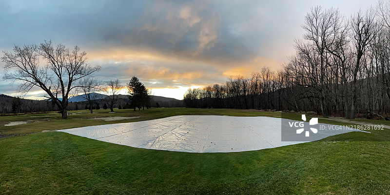 高尔夫球场果岭上的草皮覆盖物，用于保护草坪草免受冬季损害。图片素材