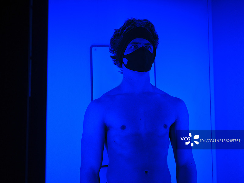 Young Man in a Cryotherapy Chamber图片素材