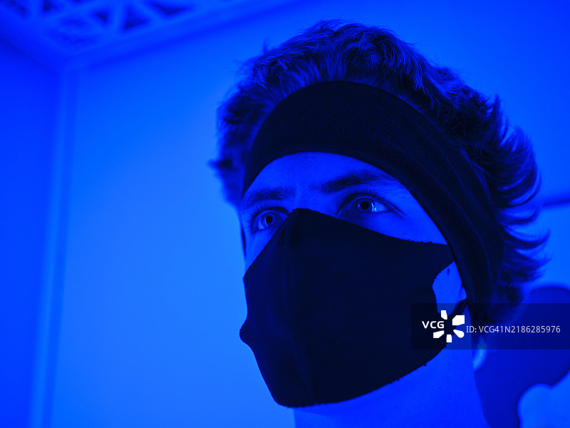 年轻男子在冷冻疗法舱内图片素材