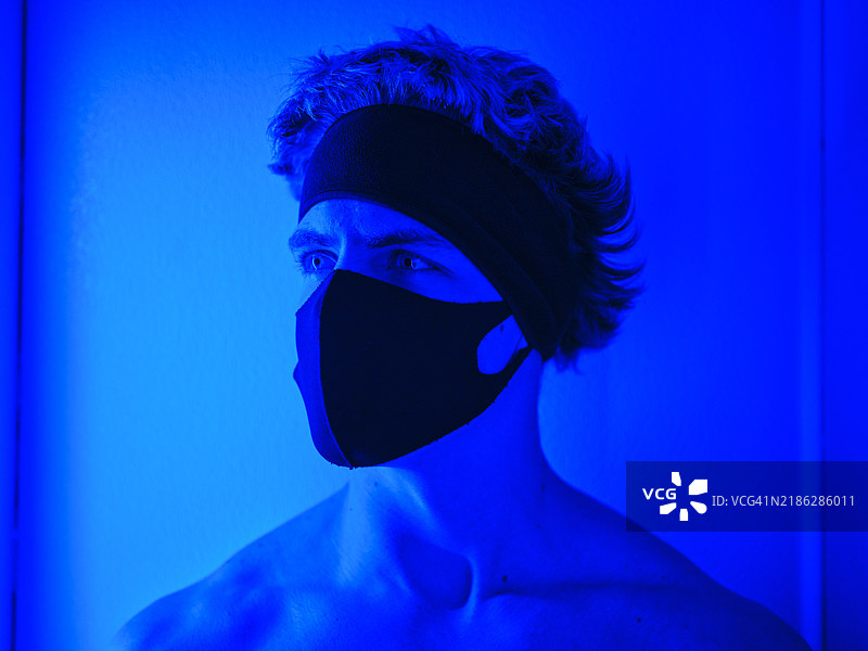 年轻男子在冷冻疗法舱内图片素材