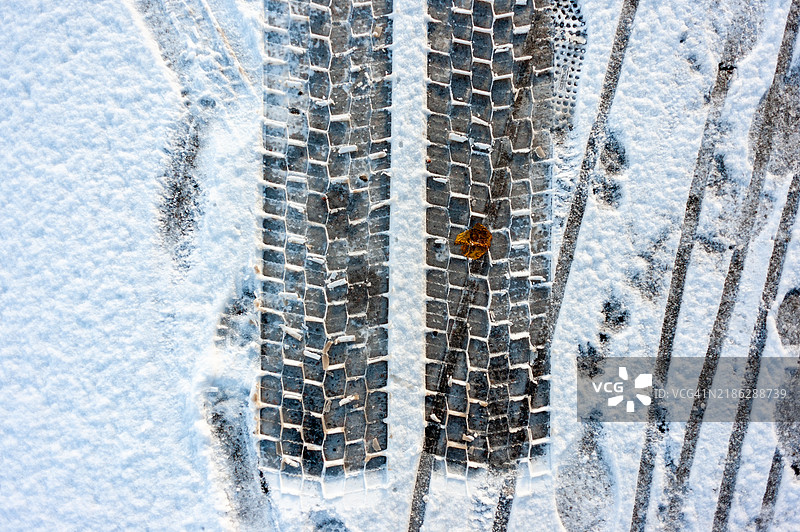 新鲜的轮胎痕迹-降雪。图片素材