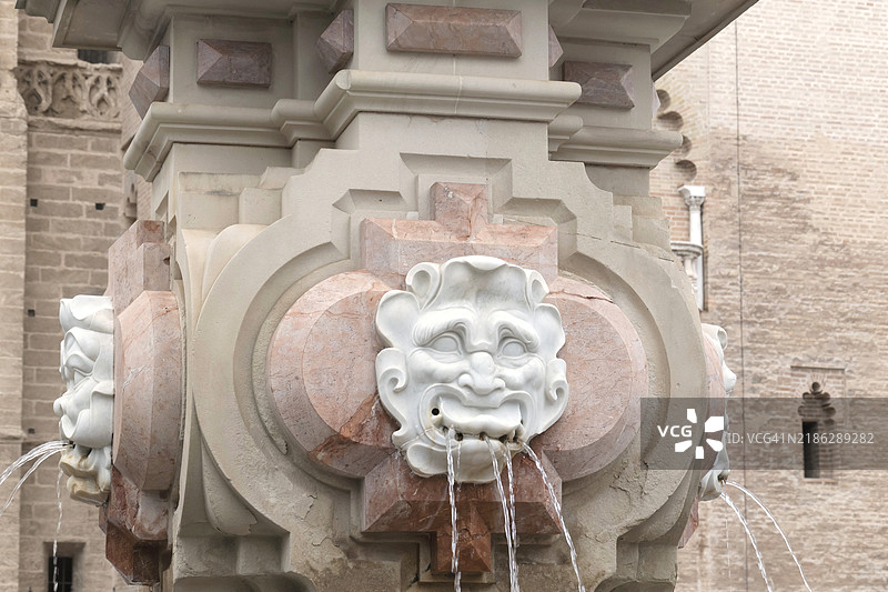 塞维利亚，西班牙的圣母王广场路灯喷泉图片素材