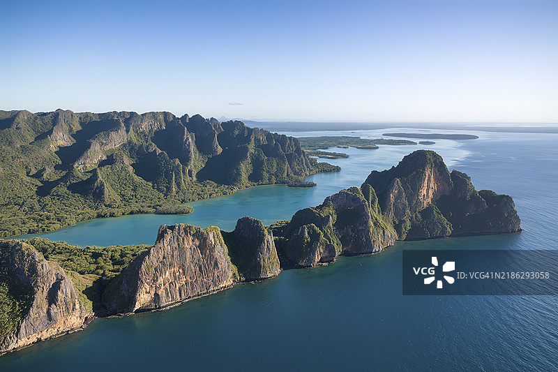 一个拥有壮丽石灰岩悬崖的海岸地区图片素材