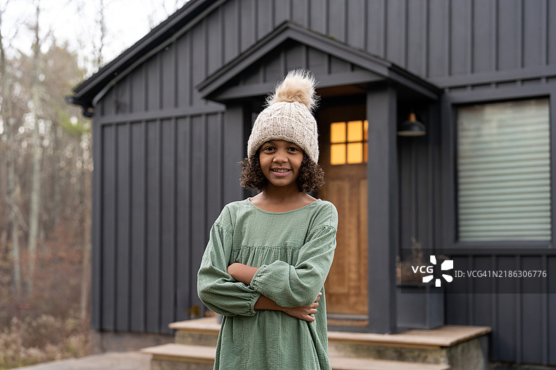 女孩在新房子前的肖像图片素材