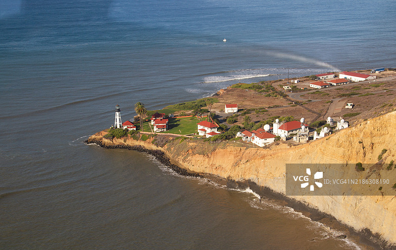 加州圣地亚哥洛马角半岛尖端的卡布里略国家纪念碑灯塔的鸟瞰图图片素材