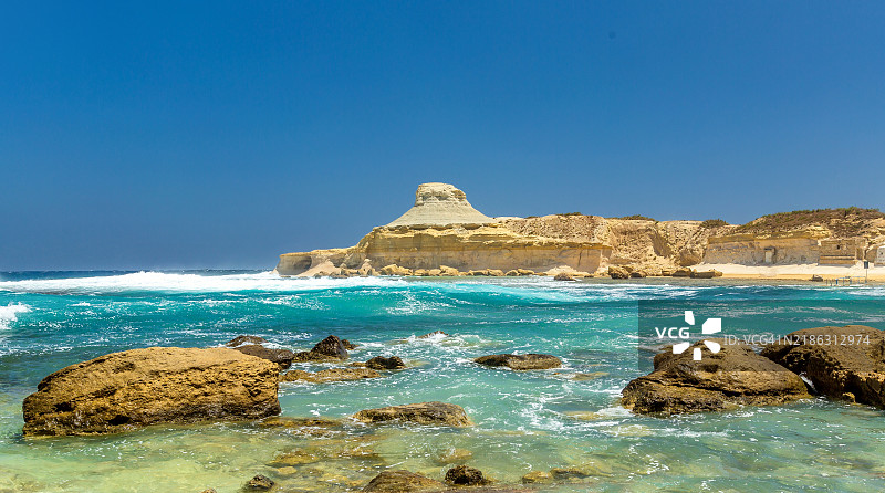 Xwejni湾，位于马耳他戈佐岛的泽布布，是游泳者和潜水者的中心，地处地中海，欧洲。图片素材