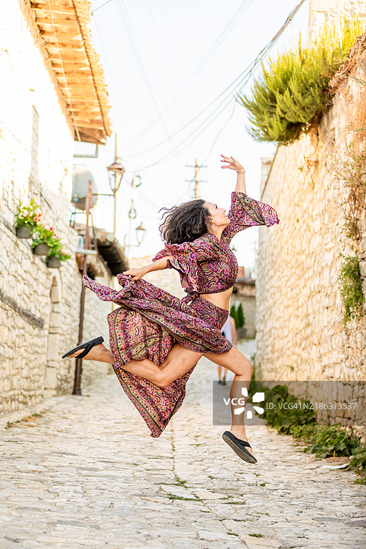 阿尔巴尼亚贝拉特街头跳跃的女人图片素材