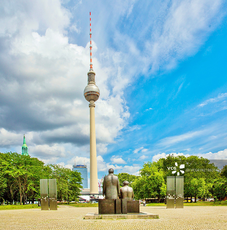 马克思和恩格斯的雕像俯瞰着位于德国柏林市中心米特区的电视塔（Fernsehturm），这是一个公共公园，名为马克思-恩格斯论坛。图片素材