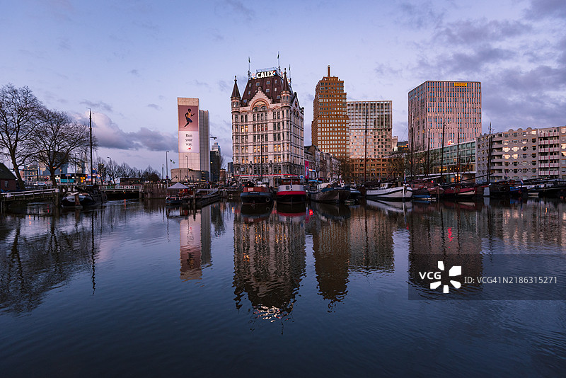 在荷兰鹿特丹的Oude Haven，Blaak附近的港口日落，清晰的倒影图片素材