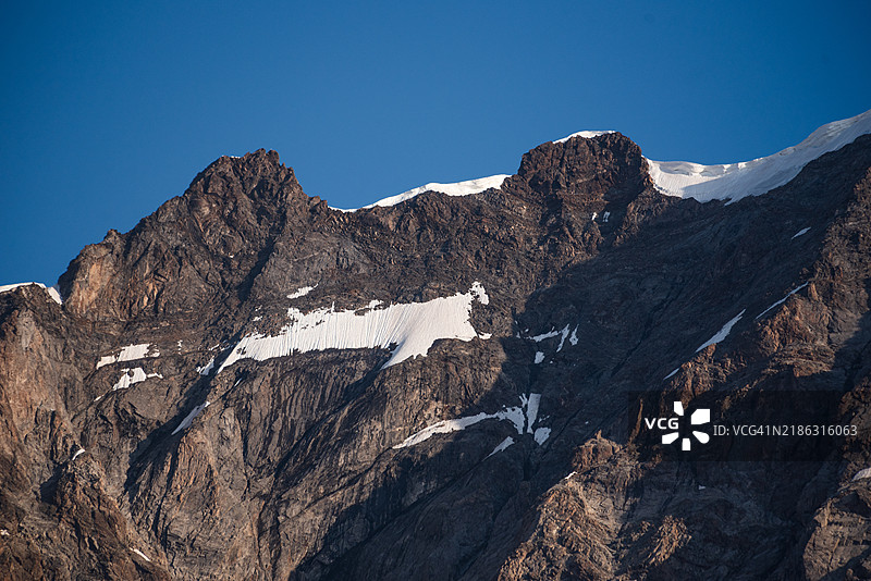 杜夫尔峰的崎岖山顶特写，背景是蓝天，意大利皮埃蒙特的瓦尔塞西亚自然公园和阿尔塔瓦尔斯特罗纳，意大利阿尔卑斯山，欧洲图片素材