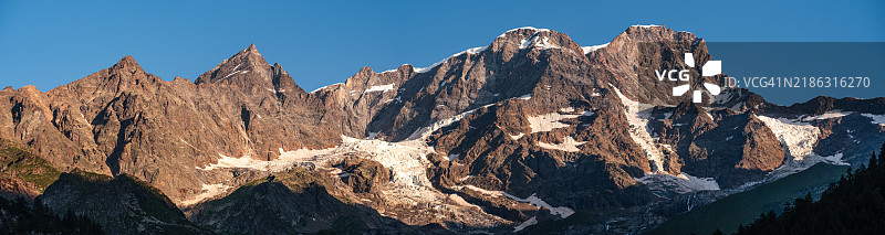 美丽的蒙特罗萨山脉南侧山峰全景，日落时分，从意大利皮埃蒙特的阿拉加纳瓦尔塞西、阿尔佩帕斯托雷观赏。图片素材