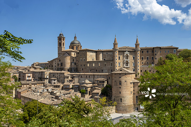 乌尔比诺，马尔凯，意大利，欧洲，联合国教科文组织世界遗产，教堂全景，公爵宫和历史中心图片素材