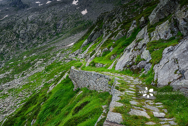 意大利皮埃蒙特大区韦尔切利的图尔洛山口，陡峭的岩石和草坡上的美丽徒步小径，阿尔卑斯山，欧洲图片素材