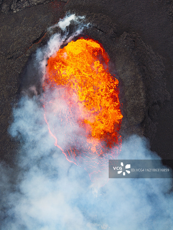 2024年夏季冰岛极地地区的Sundhnukasgigar火山喷发的垂直航拍镜头图片素材
