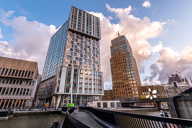 鹿特丹Wijnhaven的摩天大楼现代建筑在美丽的晚霞中，荷兰，欧洲图片素材