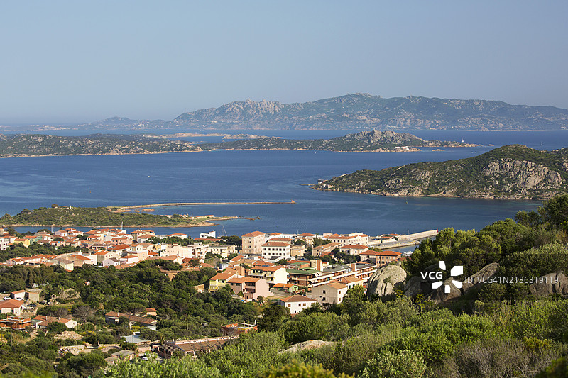 从岩石山坡俯瞰城镇屋顶，远处可见圣斯特凡诺岛和卡普雷拉岛，拉马达莱纳，拉马达莱纳岛，拉马达莱纳群岛国家公园，萨萨里，撒丁岛，意大利，地中海，欧洲图片素材