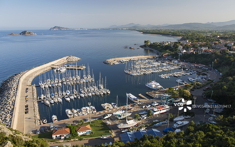 俯瞰码头和海岸线，远处可见阿尔巴塔克斯和贝拉维斯塔角，圣玛丽亚·纳瓦雷塞，鲍内伊，努奥罗，撒丁岛，意大利，地中海，欧洲图片素材