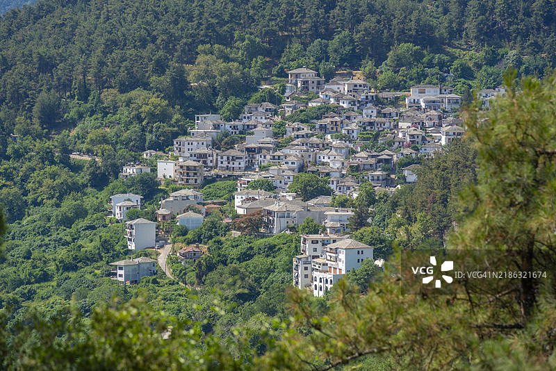 松树林和位于山坡上的帕纳吉亚村庄的景观，马克里阿莫斯，塔索斯，爱琴海，希腊群岛，希腊，欧洲图片素材