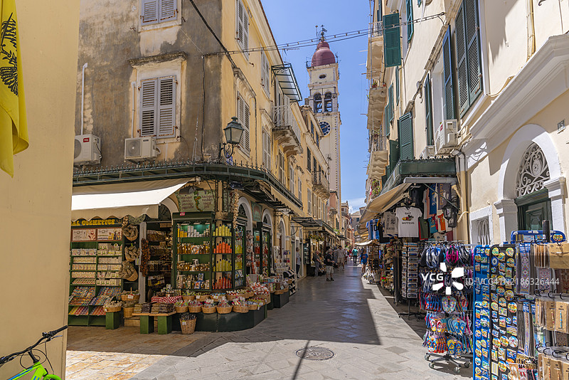 科孚老城的商店和圣斯皮里东教堂的景观，联合国教科文组织世界遗产，科孚，爱奥尼亚群岛，希腊群岛，希腊，欧洲图片素材