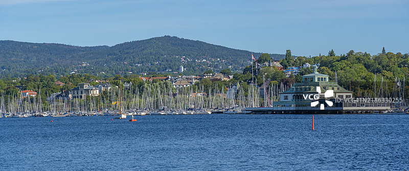 从弗拉姆博物馆俯瞰克里斯蒂安尼亚划船俱乐部和港口船只，位于挪威奥斯陆比格德维恩斯维恩，斯堪的纳维亚，欧洲图片素材